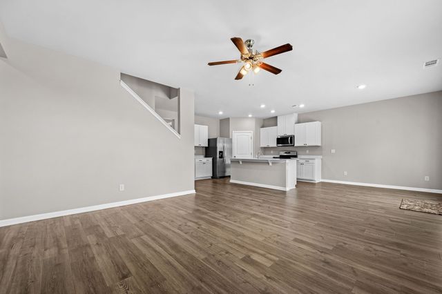 9039 Copenhagen Dr, Murfreesboro, TN 37129
