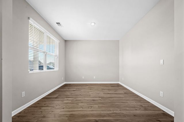 9039 Copenhagen Dr, Murfreesboro, TN 37129