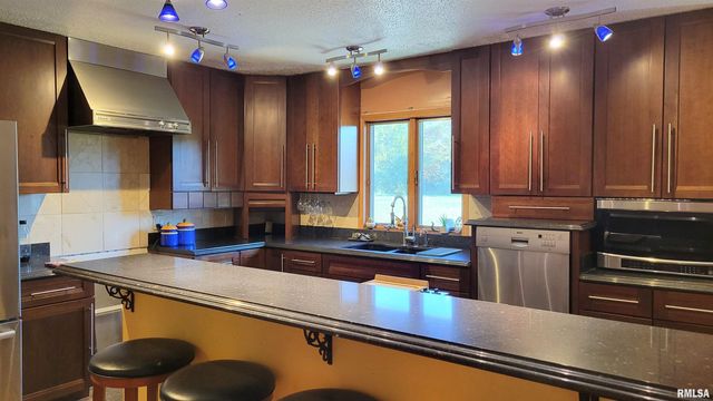 3898 COUNTRY CLUB Road, Carbondale, IL 62901