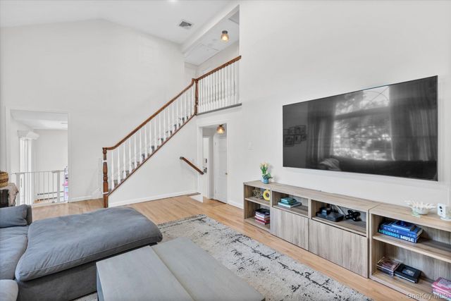 23 Skyview Place, Melville, NY 11747