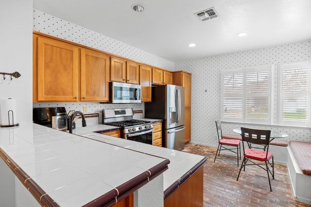 124 Montgomery St, Roseville, CA 95678