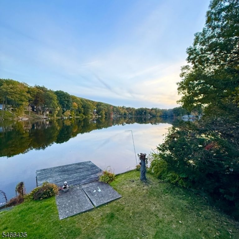 54 Horseshoe Dr, Jefferson Twp., NJ 07438 — exterior