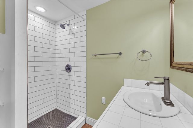 650 E McClinton Street, Fayetteville, AR 72701