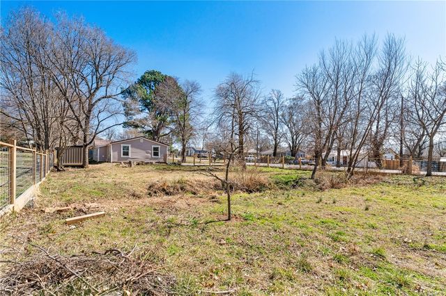 650 E McClinton Street, Fayetteville, AR 72701