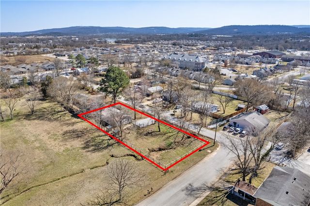 650 E McClinton Street, Fayetteville, AR 72701