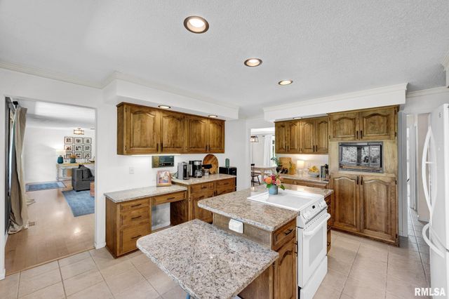 1450 NE WINDERMERE Drive, Tremont, IL 61568