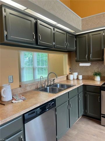 1309 Fairways Lookout Apt B, Chesapeake, VA 23320