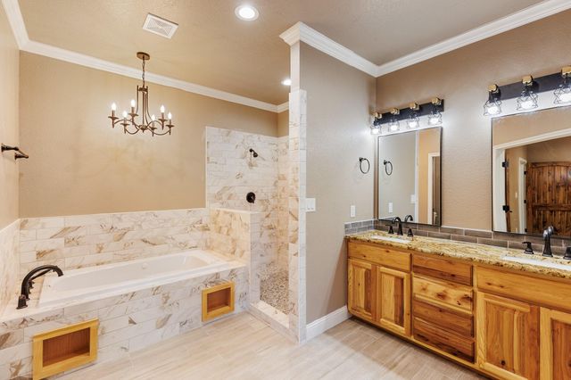 106 Bobcat TRL, Llano, TX 78643
