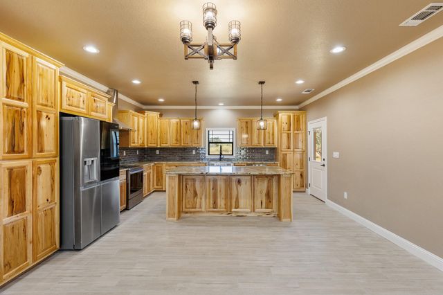 106 Bobcat TRL, Llano, TX 78643