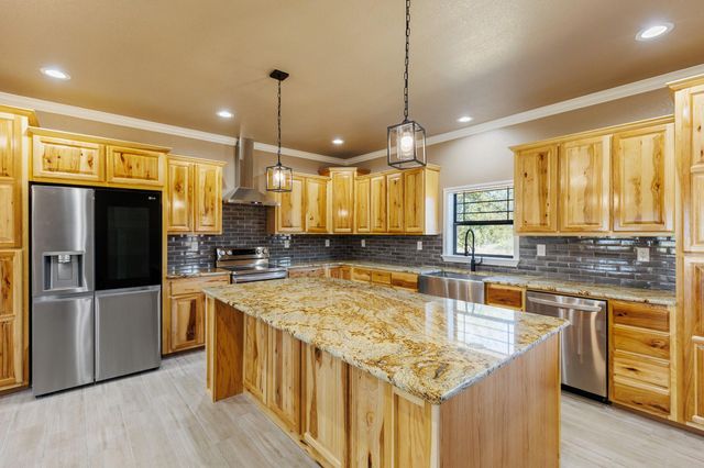 106 Bobcat TRL, Llano, TX 78643