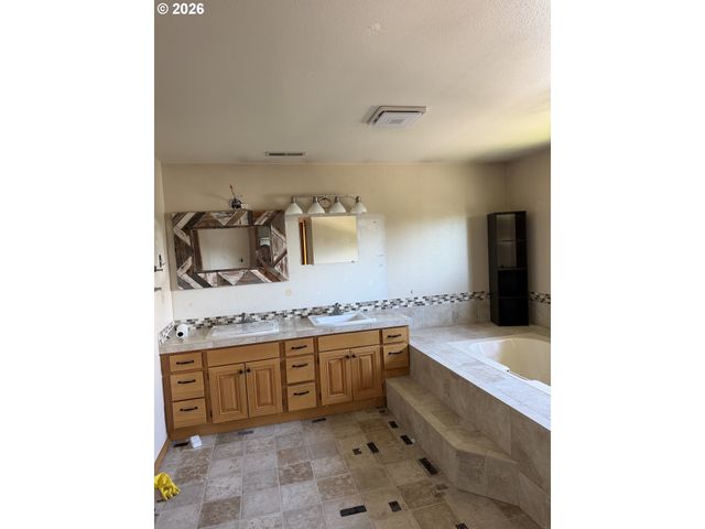 4981 HAMPTON Ct, Lake Oswego, OR 97035