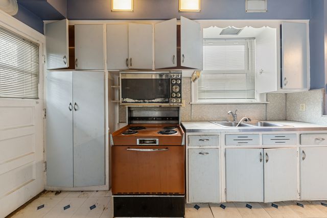 7718 S Kingston Avenue, Chicago, IL 60649