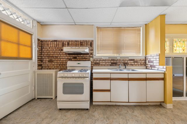 7718 S Kingston Avenue, Chicago, IL 60649