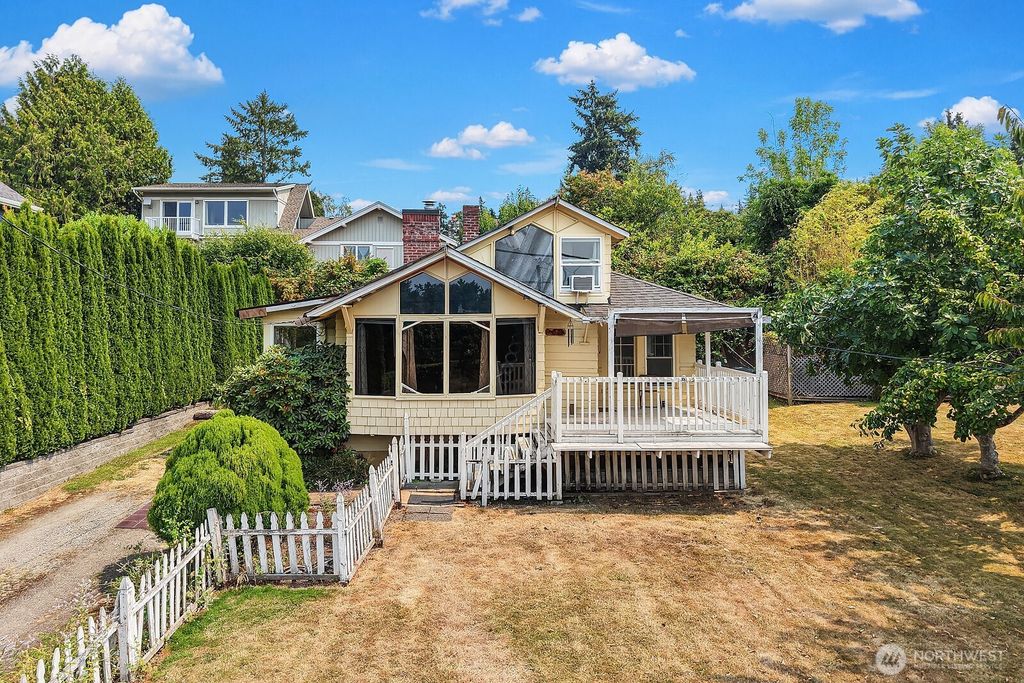 Image 1 of property listing at 2728 60th Avenue SE, Mercer Island, WA 98040