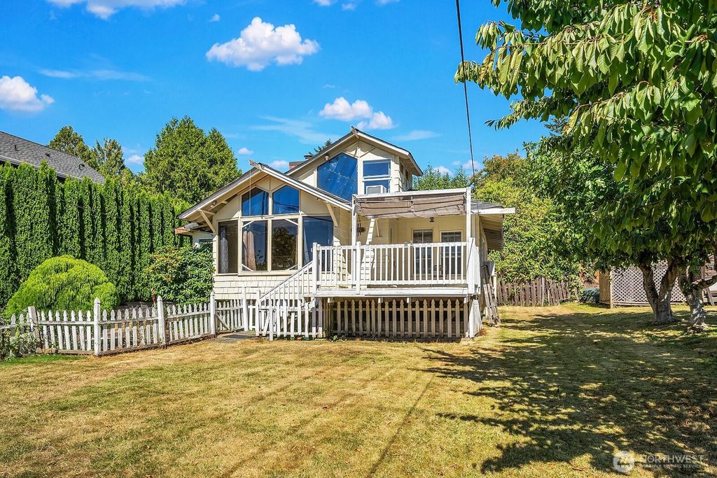 Image 2 of property listing at 2728 60th Avenue SE, Mercer Island, WA 98040