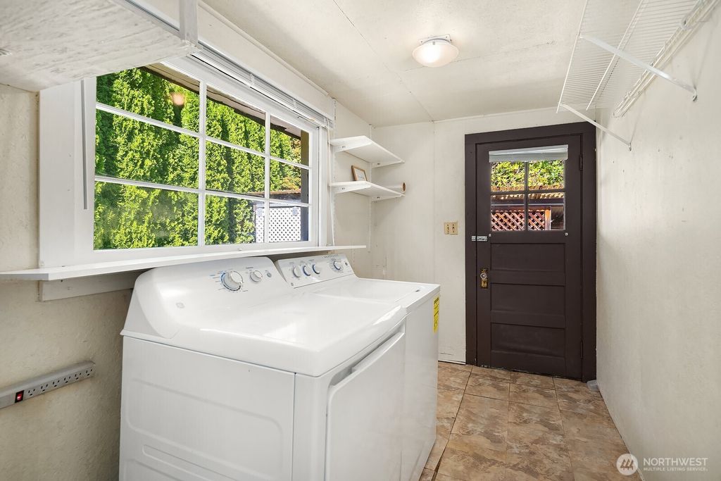 Image 16 of property listing at 2728 60th Avenue SE, Mercer Island, WA 98040