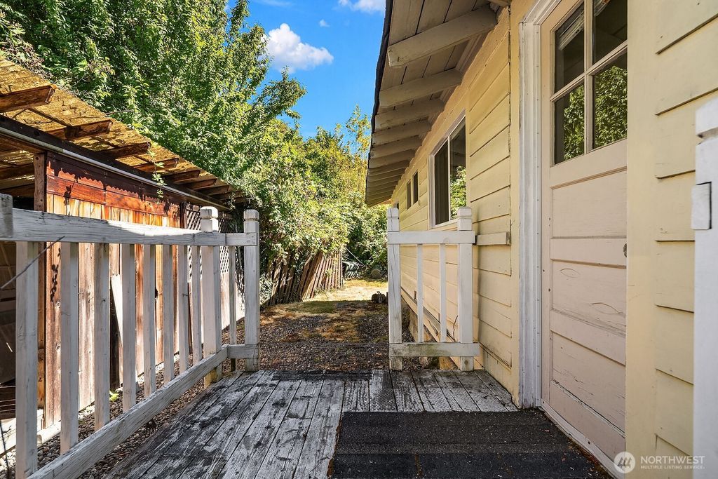 Image 17 of property listing at 2728 60th Avenue SE, Mercer Island, WA 98040