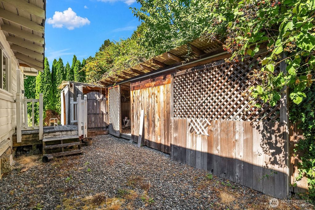 Image 18 of property listing at 2728 60th Avenue SE, Mercer Island, WA 98040