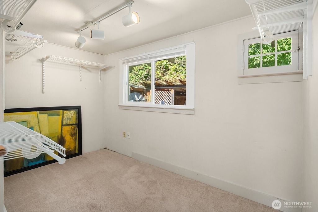 Image 20 of property listing at 2728 60th Avenue SE, Mercer Island, WA 98040