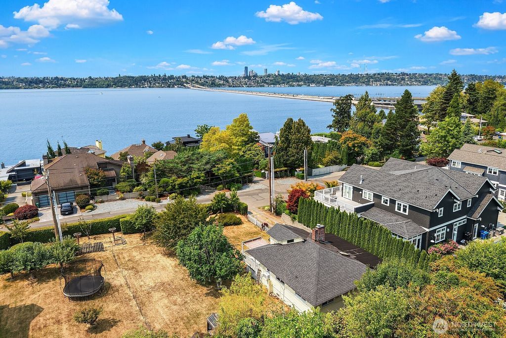 Image 3 of property listing at 2728 60th Avenue SE, Mercer Island, WA 98040