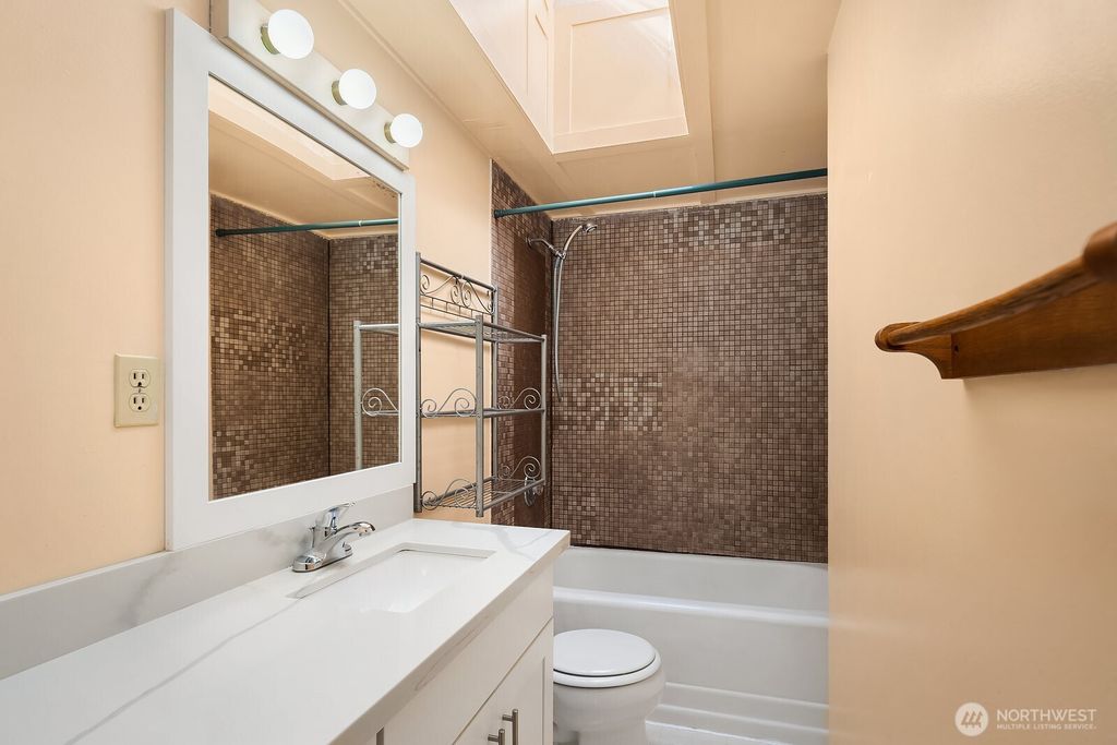 Image 21 of property listing at 2728 60th Avenue SE, Mercer Island, WA 98040