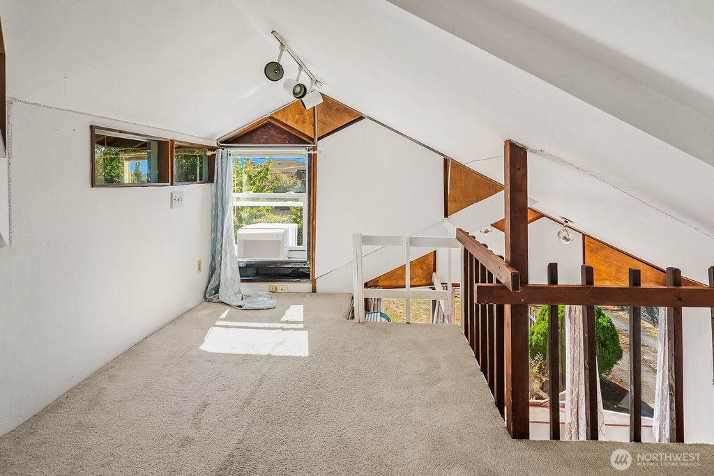 Image 22 of property listing at 2728 60th Avenue SE, Mercer Island, WA 98040
