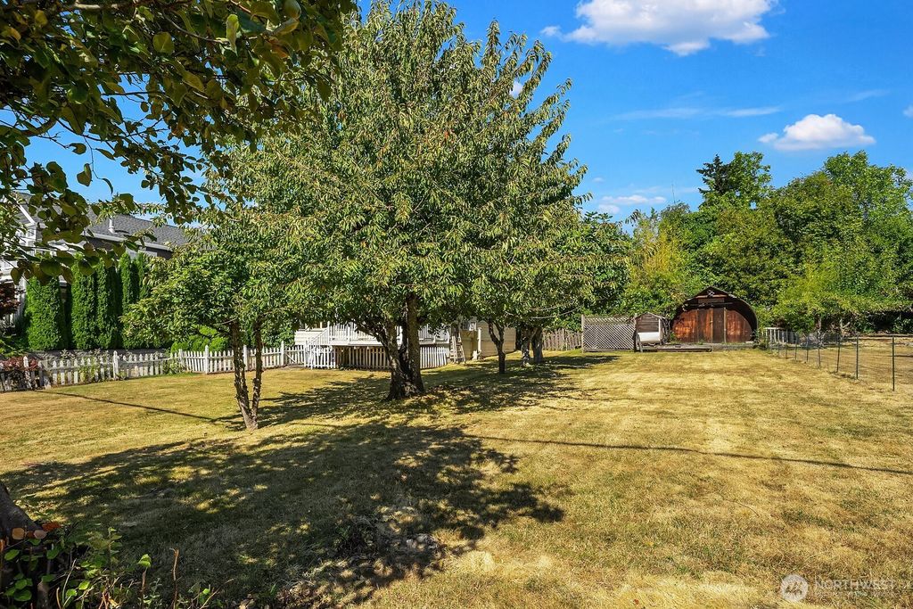 Image 24 of property listing at 2728 60th Avenue SE, Mercer Island, WA 98040