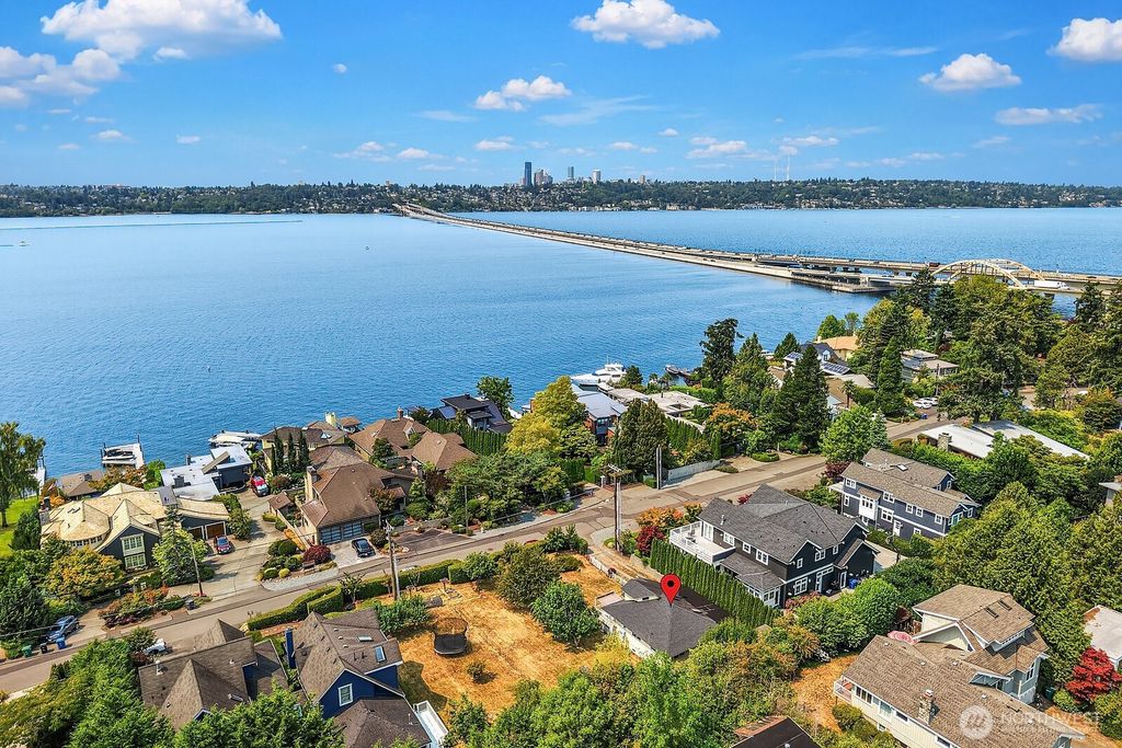 Image 27 of property listing at 2728 60th Avenue SE, Mercer Island, WA 98040