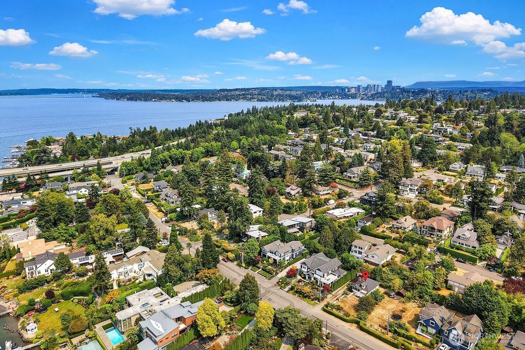 Image 29 of property listing at 2728 60th Avenue SE, Mercer Island, WA 98040