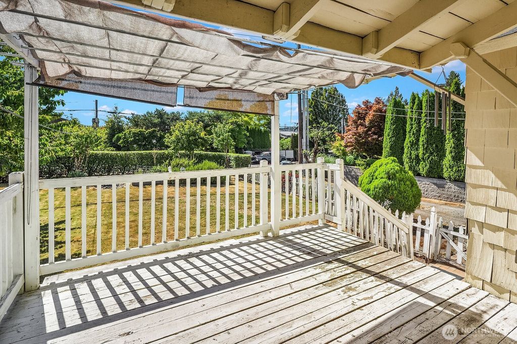 Image 4 of property listing at 2728 60th Avenue SE, Mercer Island, WA 98040
