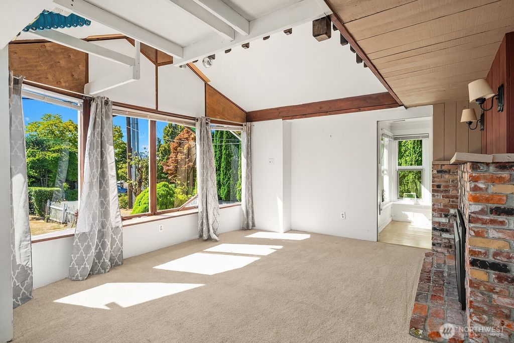Image 5 of property listing at 2728 60th Avenue SE, Mercer Island, WA 98040