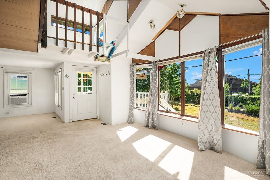 Image 6 of property listing at 2728 60th Avenue SE, Mercer Island, WA 98040