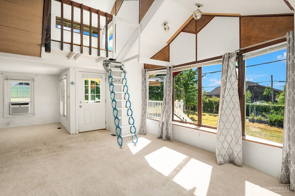 Image 7 of property listing at 2728 60th Avenue SE, Mercer Island, WA 98040