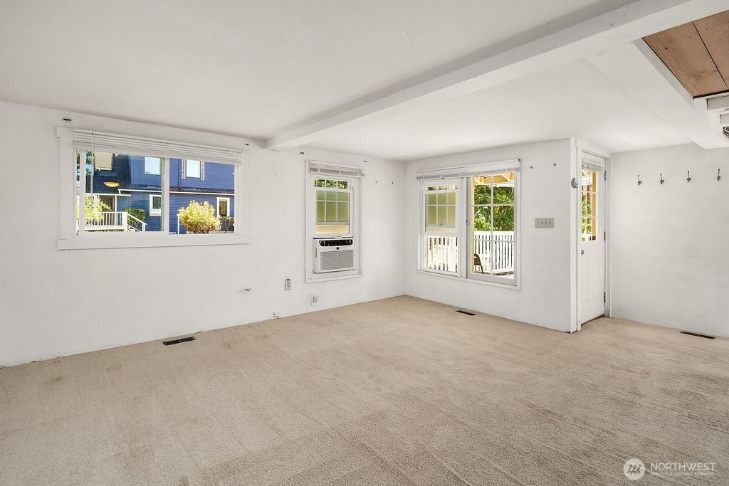 Image 10 of property listing at 2728 60th Avenue SE, Mercer Island, WA 98040