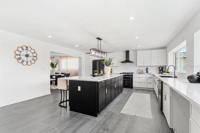 380 COLONY POINT ROAD S, St Petersburg, FL 33705