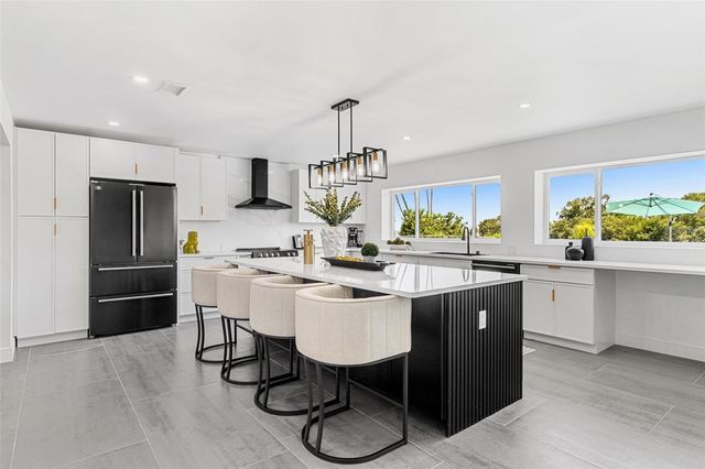 380 COLONY POINT ROAD S, St Petersburg, FL 33705