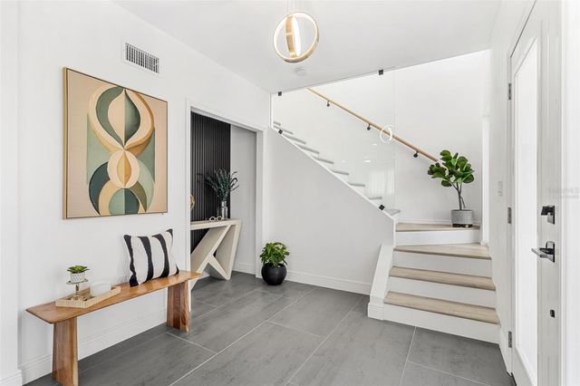 380 COLONY POINT ROAD S, St Petersburg, FL 33705