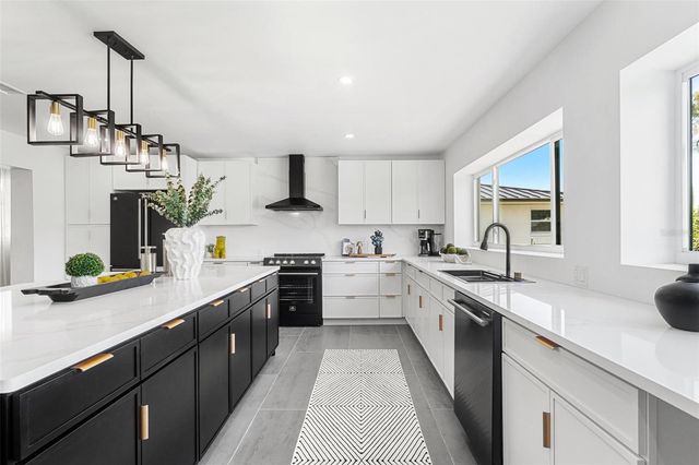 380 COLONY POINT ROAD S, St Petersburg, FL 33705