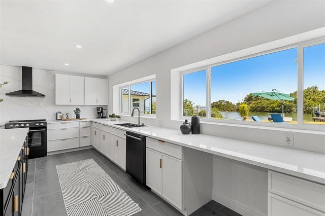 380 COLONY POINT ROAD S, St Petersburg, FL 33705