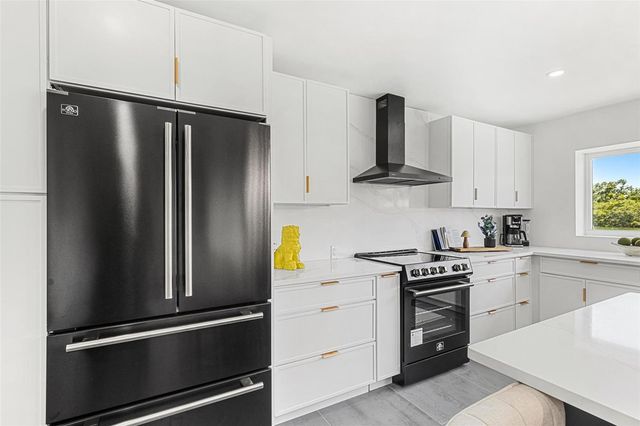 380 COLONY POINT ROAD S, St Petersburg, FL 33705