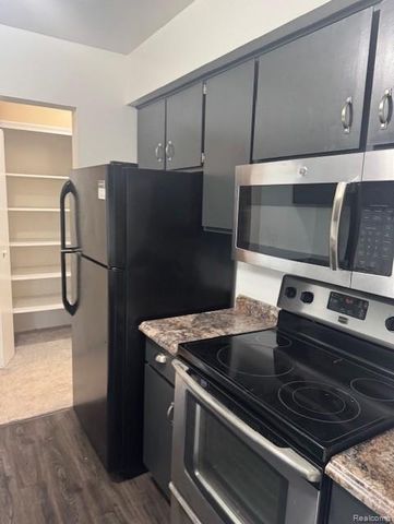 2100 Fort Street H-5, Trenton, MI 48183