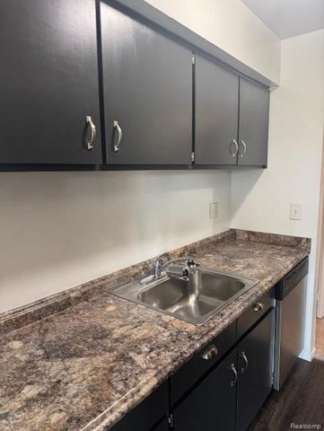 2100 Fort Street H-5, Trenton, MI 48183