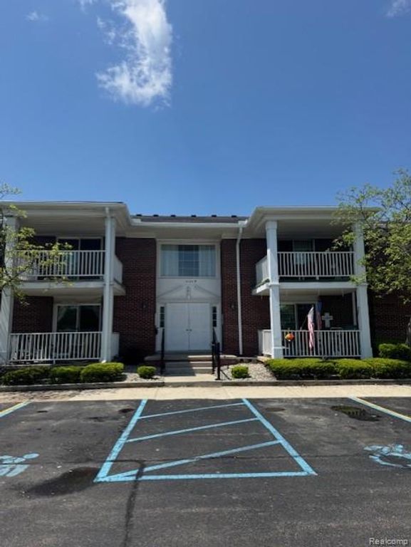 2100 Fort Street H-5, Trenton, MI 48183