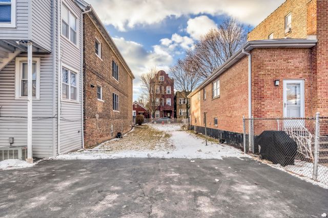 3331 S Emerald Avenue, Chicago, IL 60616