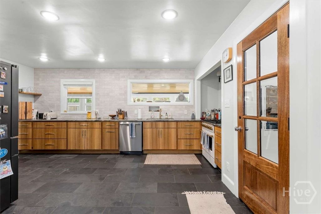 Image 11 of property listing at 3111 Wright Street, Savannah, GA 31404