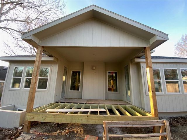 2512 Somerset Drive, Prairie Village, KS 66208