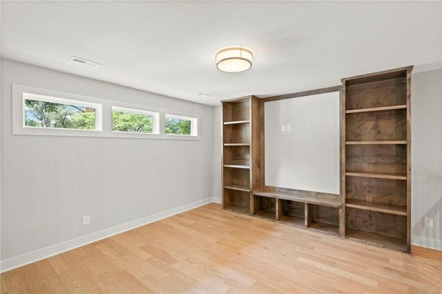 2512 Somerset Drive, Prairie Village, KS 66208