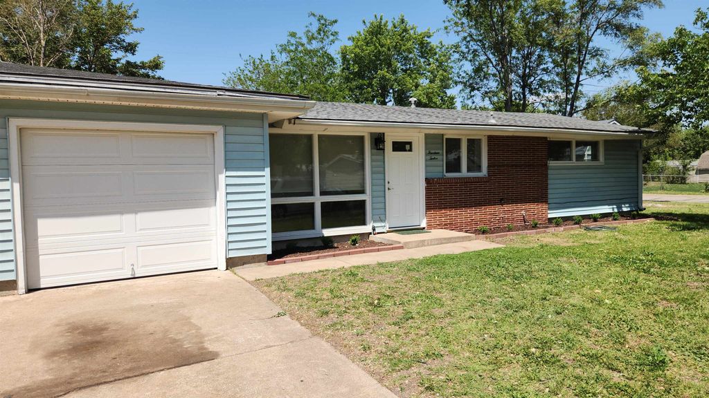 1412 Brittany St, Salina, KS 67401