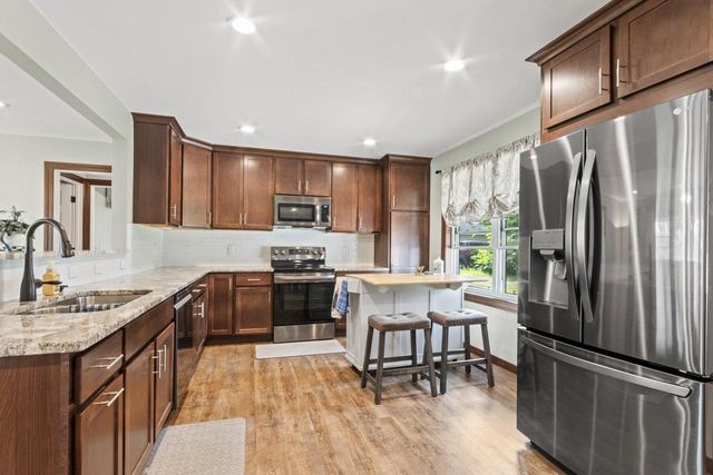 214 Breezy Point Drive, Pardeeville, WI 53954