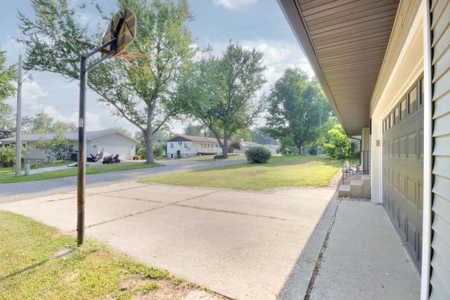 214 Breezy Point Drive, Pardeeville, WI 53954